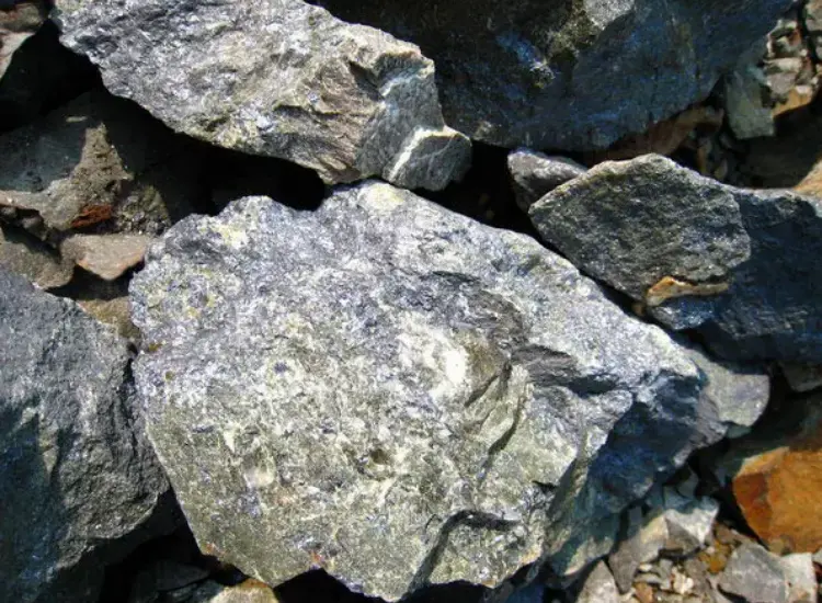 Prüfung der Aufbereitung von polymetallischen Wolfram-Zinn-Molybdän-Erzen